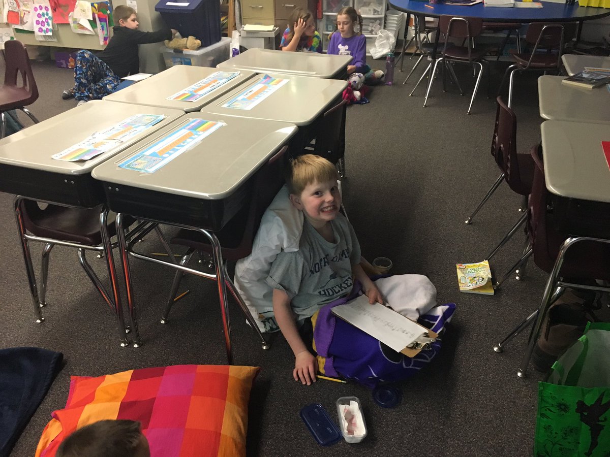 Mrs_Guetzkow's tweet photo. Cuddling up and reading for 100 minutes! #100thdayofschool https://t.co/4x7GeHA7o4
