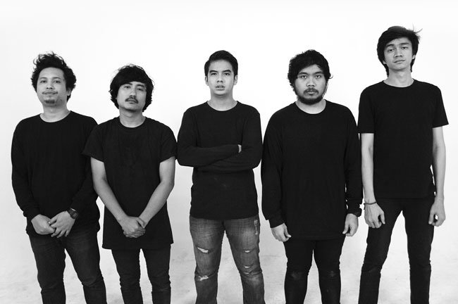 Band post-hardcore asal Jakarta, Thirteen akan keliling Jepang bit.ly/1QbXEWn