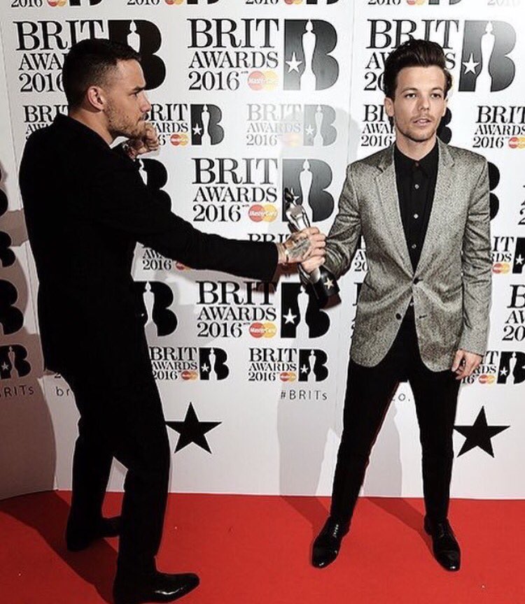 enewsrox's tweet photo. UPDATE: Liam Payne and Louis Tomlinson seen fighting on the red carpet at #TheBritAwards https://t.co/Js5xaAcMei