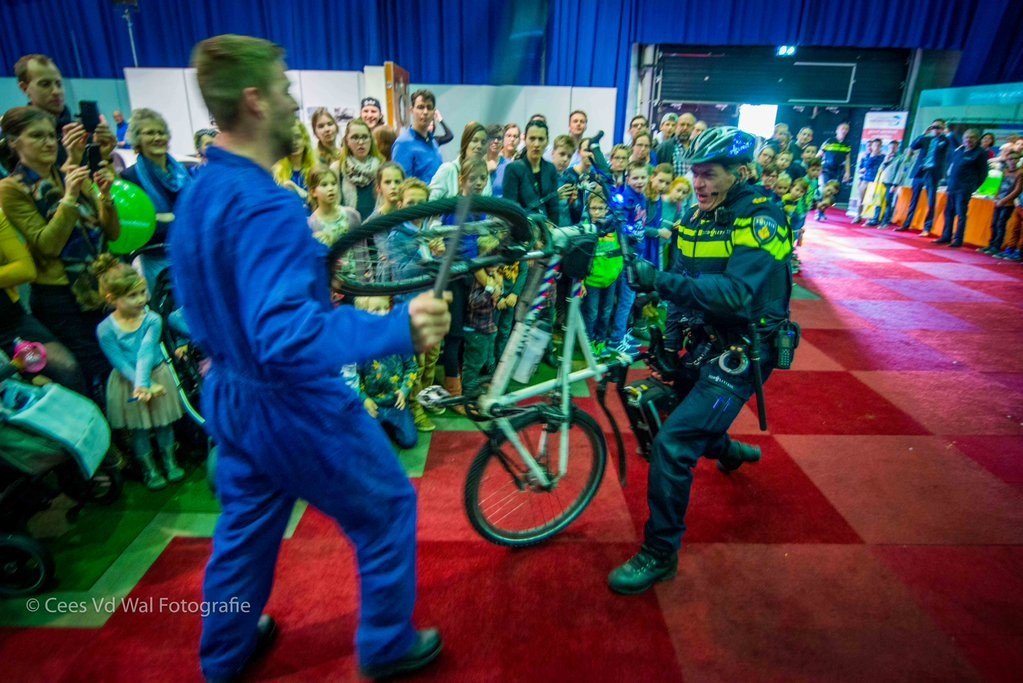 TekstPast's tweet photo. Te zien @Wegwijs_beurs: Aanhouding met een fiets @POL_Charlois @Politie_Rdam @Politie @Piet_Kats  (foto @CeesvdWal) https://t.co/OuEZgGWZBw