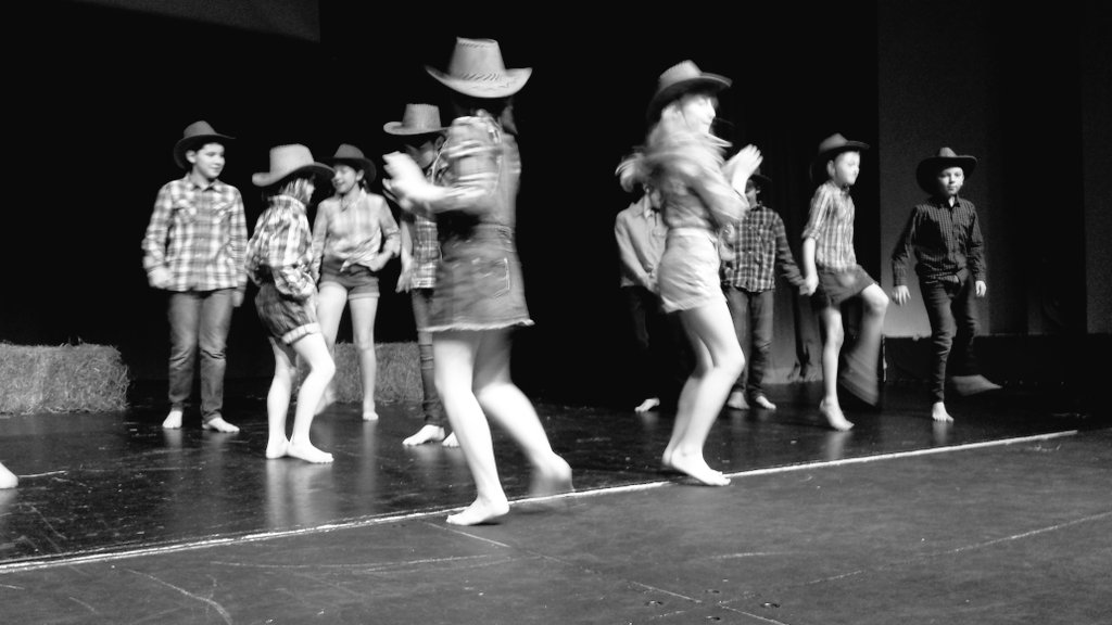 the_dance_lady's tweet photo. @wiltshiretimes @HoltPrimary were footloose! &fancy free at last nights Dance Festival even with haybales! #wwdf2016 https://t.co/ojk2UwEKDK