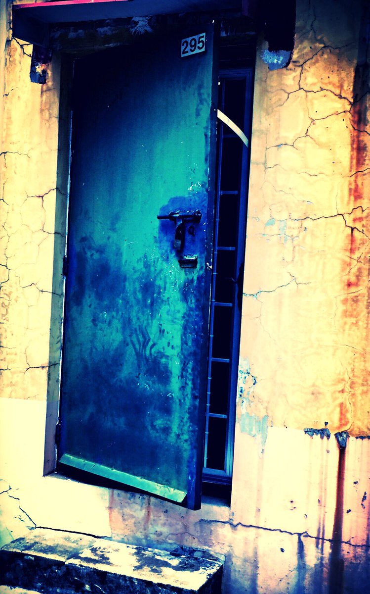 StillsStellar's tweet photo. #doors #darwaza #iphone #iphonography #iphonephotography #randomshots #iluvsg #sosingaporelah #streetphotography https://t.co/FJwEswvfAW