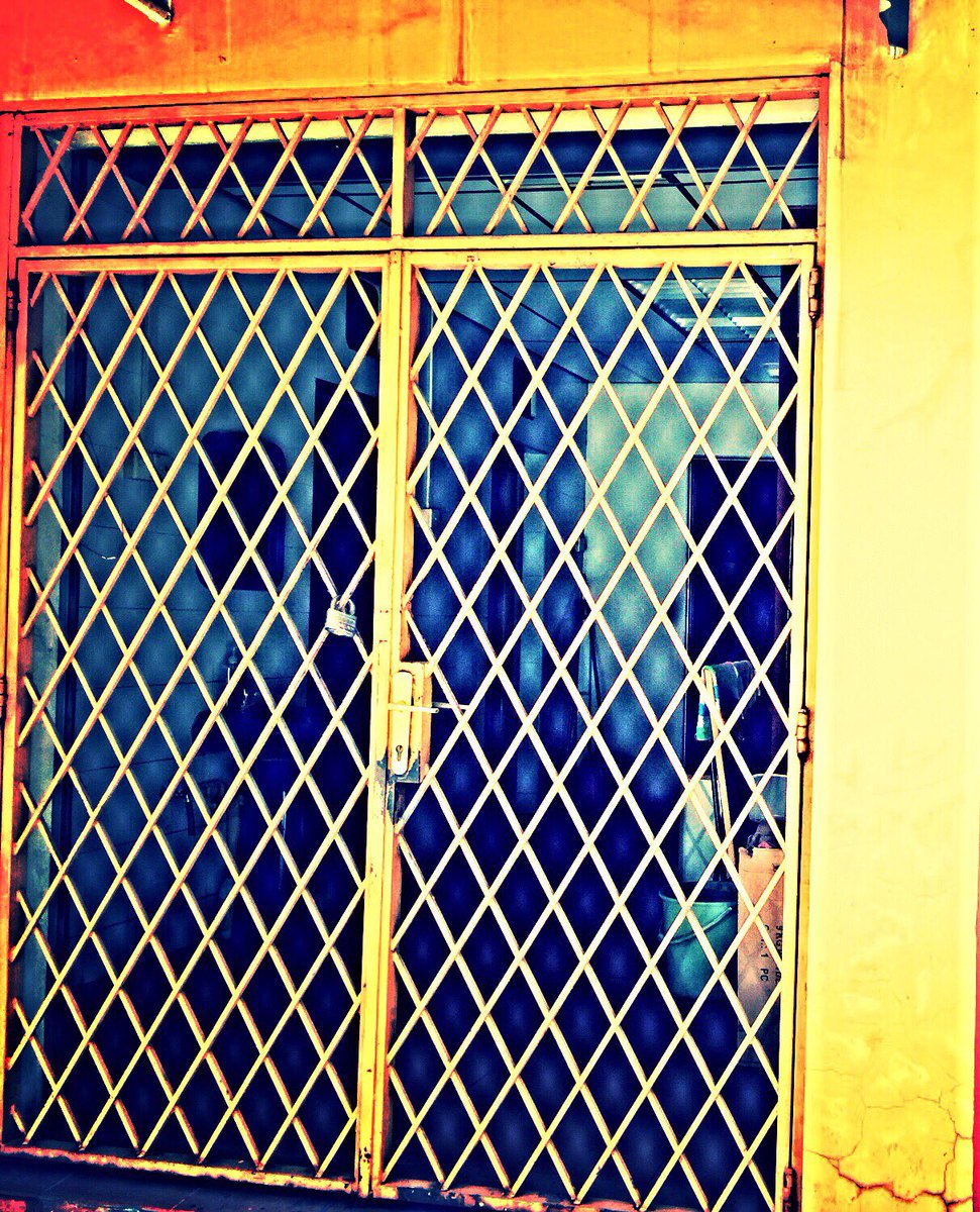 StillsStellar's tweet photo. #doors #darwaza #iphone #iphonography #iphonephotography #randomshots #iluvsg #sosingaporelah #streetphotography https://t.co/7ISDEf8pEL