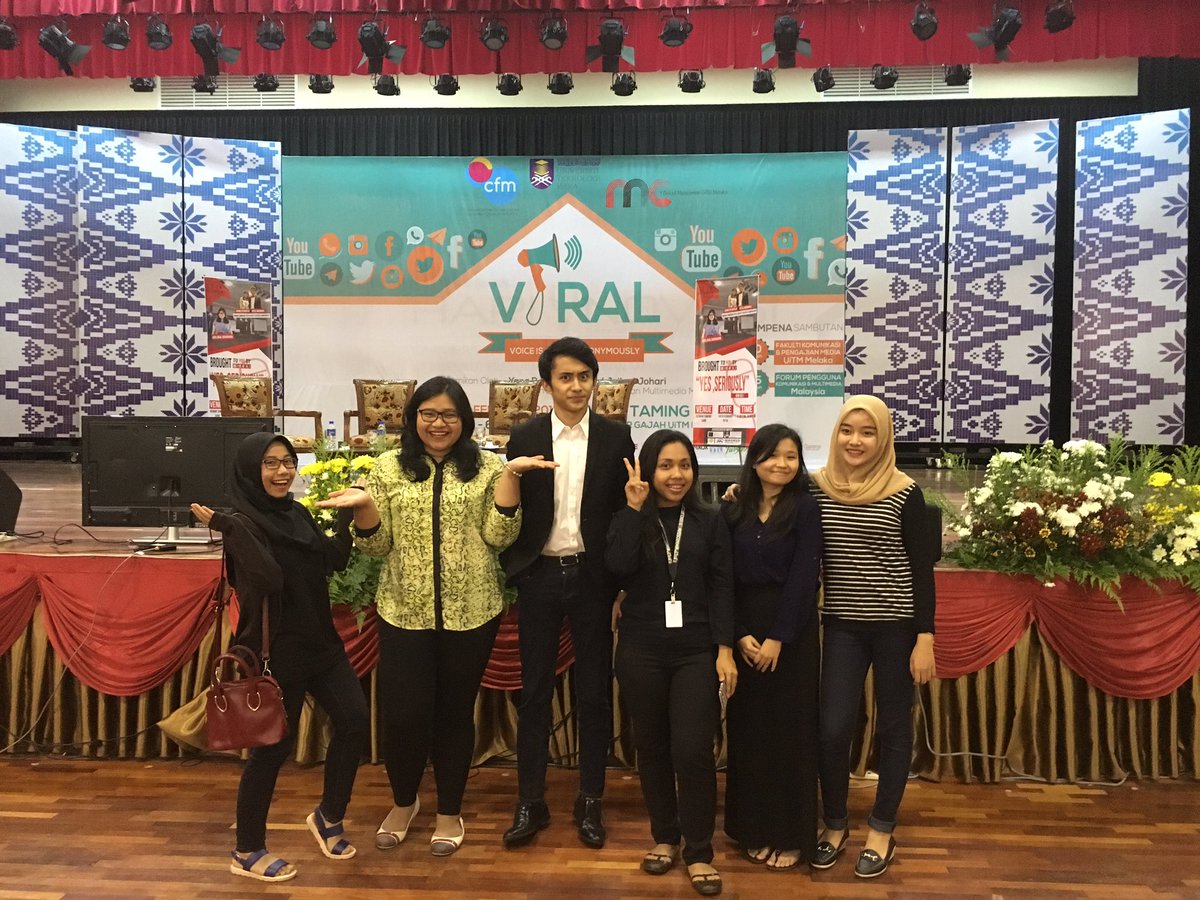 SeriousTalk16's tweet photo. Our lucky M&amp;G winners w/ @arlinabanana @Jasminehoanne and @mifzalmohd Haa cepat save gambar ni 😋😋😋 #SeriousTalkAG https://t.co/RaC8weqTZ4