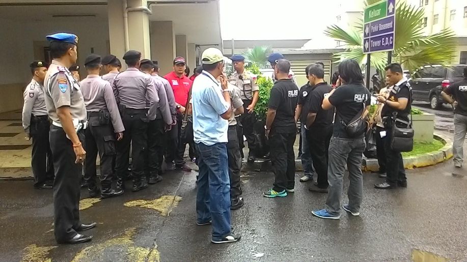 detikcom's tweet photo. Ratusan Polisi Razia Apartemen Kalibata City, Tiap Unit Diketuk https://t.co/mpzihuRHI9 https://t.co/6eCJGkEzsS
