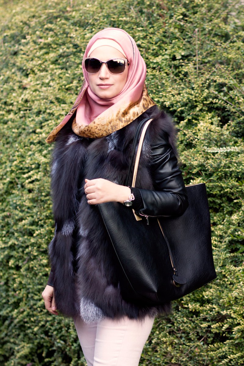 HayfaGlam's tweet photo. Nice fashion spring transition starting with @hjcollect (instagram) pink silk scarf @Dune_London tote 
#london #LFW https://t.co/lE24rRUhoP