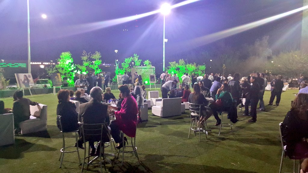 DIFSonora's tweet photo. Excelente ambiente se vive en la subasta de arte de #TintoFest https://t.co/ZQajyUtpiO