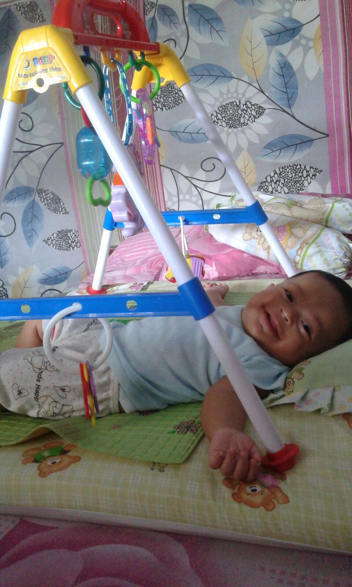 BabyGemes's tweet photo. Abaikan mainan...senyum manis dulu sama bundaku
#ILoveUBunda https://t.co/DllASGlh2s