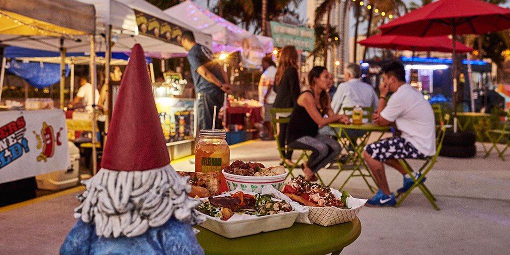 RoamingGnomee's tweet image. I'm hanging out @makerstasters though I'm more of a taster than a maker myself. bit.ly/21miyJx #visitoahu