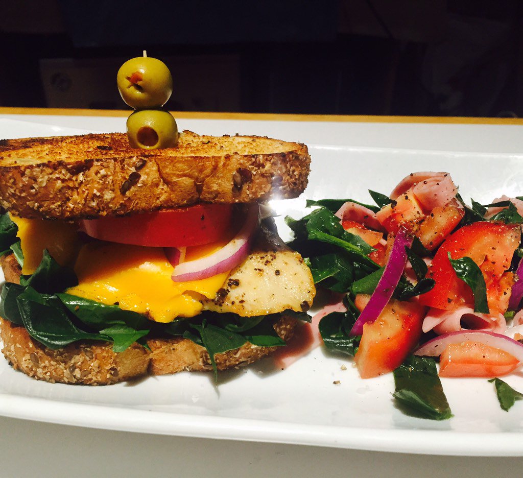 JavierQuinttero's tweet photo. Sandwich de Pollo!🐥 Esta que hace Pío de bueno! #Ñamñam🙃 https://t.co/OjjKWj0ozm