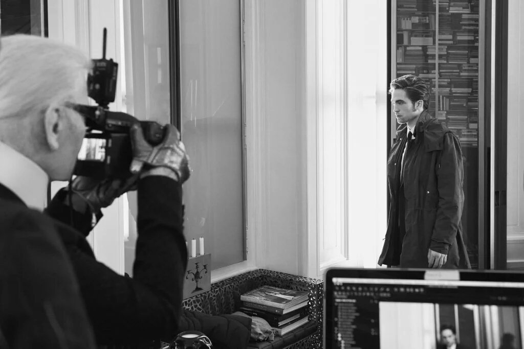 Robpattz_pics's tweet photo. BTS Pic 
Robert Pattinson and Karl Lagerfeld 👌 https://t.co/NPZcCdFv8f