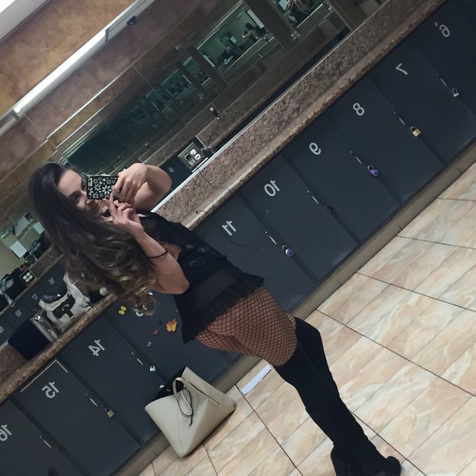 Shaking my #CassAss tonight for them dollars 👏🏼 https://t.co/gxDTbWJ9Ib<a href="/tag/cassass"class="tags">#CassAss</a>