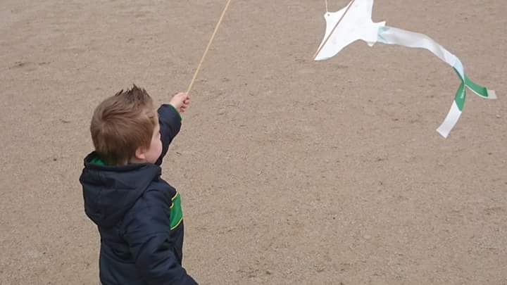 BuffaVenta's tweet photo. hier Après midi de mise en vol ✈ au stade #JeanVareilles de #Carmaux avec les cerfs-volants fabriqués #buffaventa https://t.co/DrT7r1Q9ao