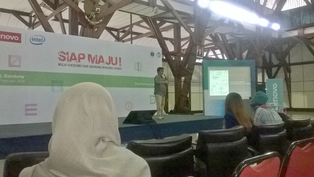 Saat ini Kang <a href="/motulz/">motulz</a> lagi menjelaskan ide kreatif dan teknologi. #LenovoSiapMaju