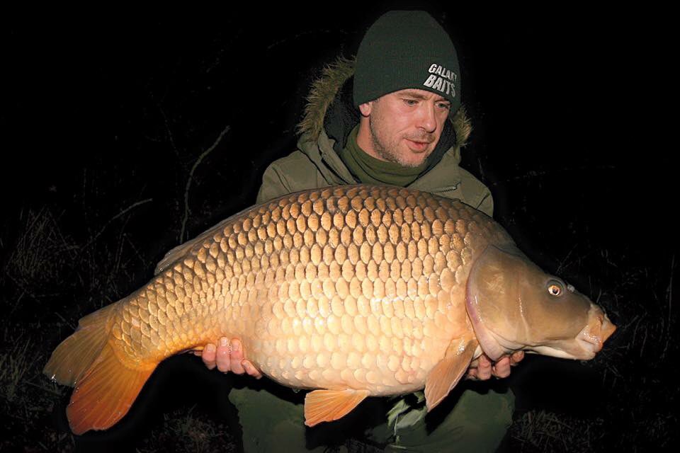 galaxybaits's tweet photo. Our own Russell with a winter 32lb common #topdangling #bloodworm cracking weekend on Jonchery#7 top company ! https://t.co/mdTXzvHz8o