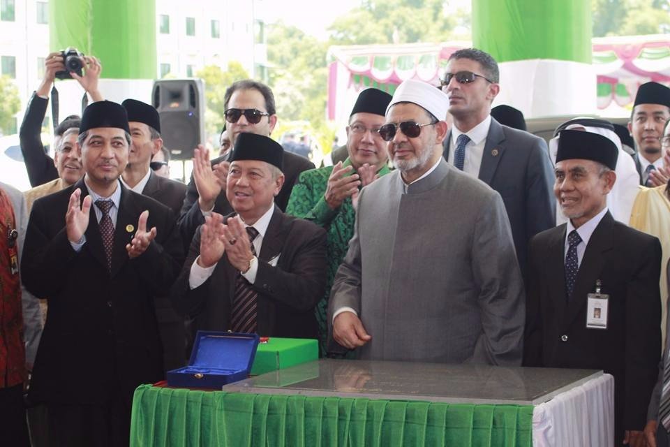 lukmansaifuddin's tweet photo. “@FahmiAgustian: Grand Syeikh Al Azhar bersama KH. Hasan Abdullah Sahal hari ini di Gontor. #90TahunGontor https://t.co/TLJQM4tiHo”