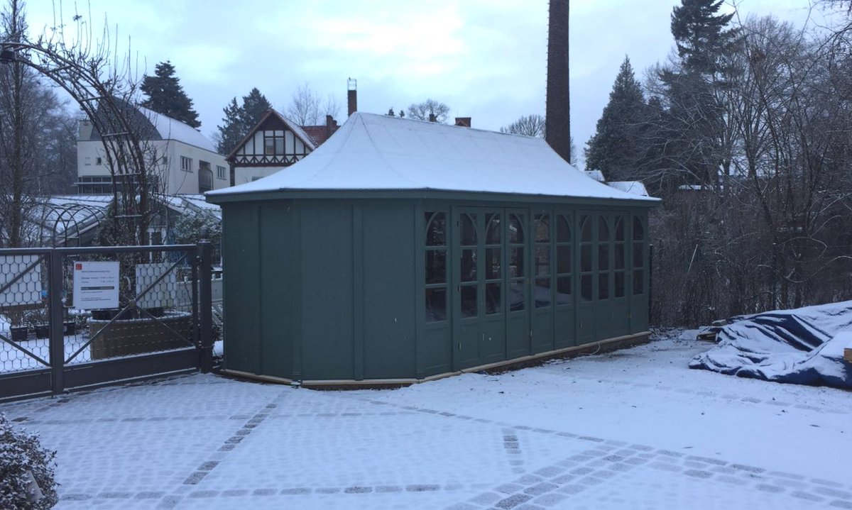 Chilly in #Berlin this morning! Finishing off new checkout building <a href="/LustaufGarten/">KöniglGartenakademie</a>