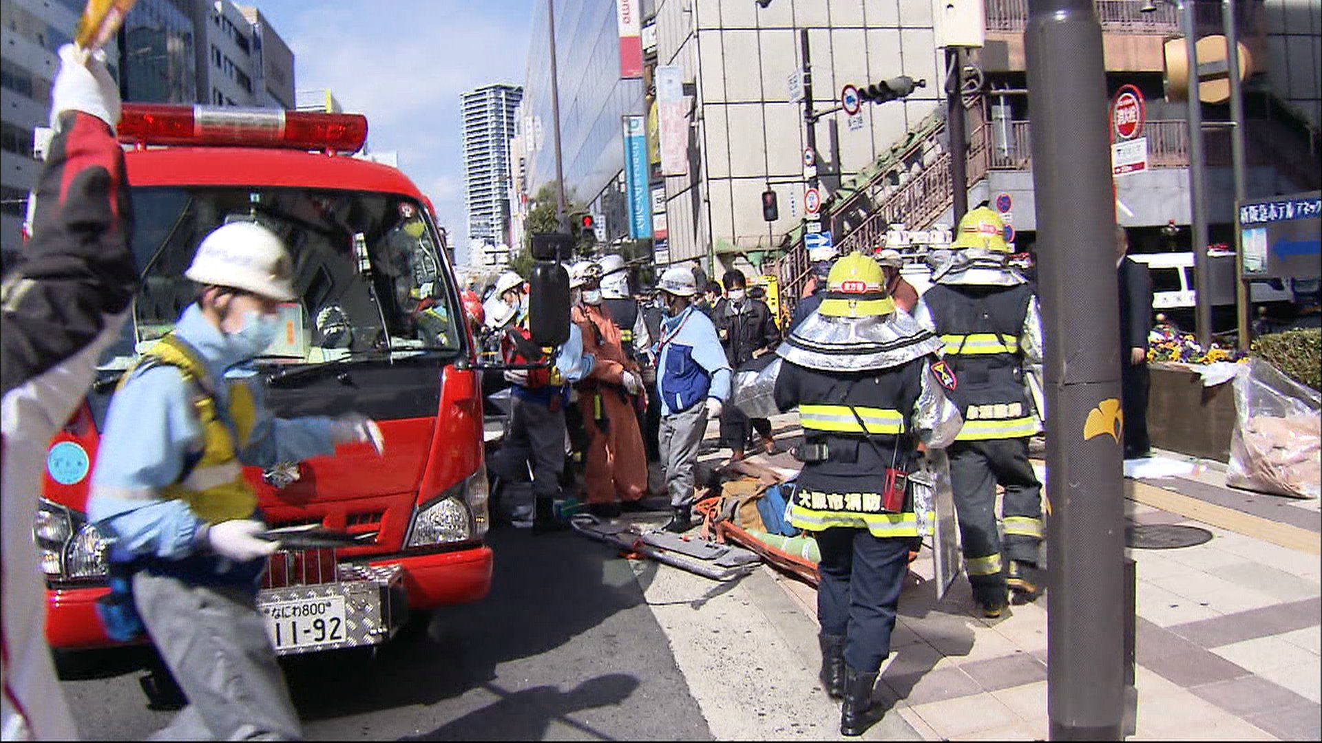 News Zero ｊｒ大阪駅前の繁華街で 車が約４０メートル暴走 歩行者を次々とはね 運転手を含む２人が死亡するなど 複数の死傷者が出ています 現場には ブレーキ痕がありませんでした その時 何が ｚｅｒｏで詳しく T Co Td4gacglgq