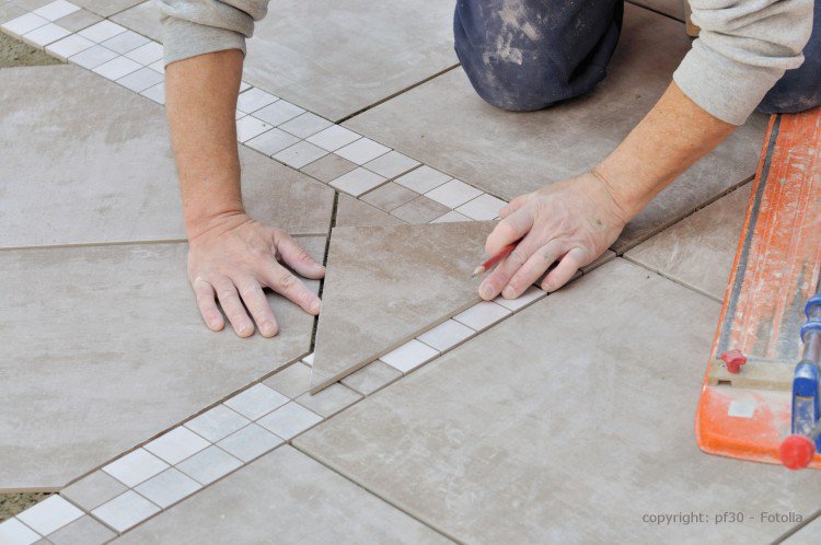 Fliesenlegen: Was kann man selbst machen, wo muss der Profi ran? sanitaer-und-heizungsbau.com/blog/fliesen-s…