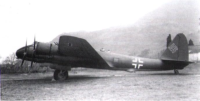 IAF1923_bot's tweet photo. 【ピアッジオ P.108A】1943年に四発爆撃機P108Bを基に開発された対艦攻撃機。機首に102mm砲を搭載する。試験結果は良好だったが量産はされず、完成した唯一の機体は休戦によりドイツに接収され連合国軍の爆撃によって失われた。 https://t.co/Y9UhCUGFv6