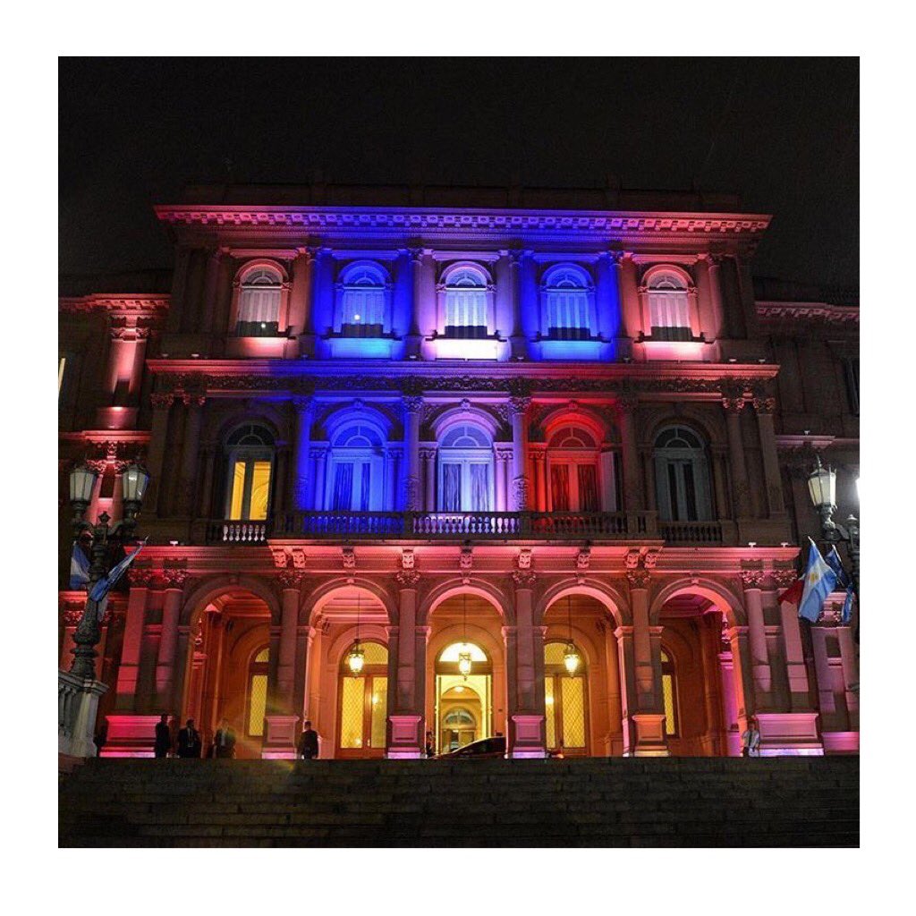La Casa Rosada iluminada con los colores de #Francia por la visita del presidente François Hollande 🇫🇷