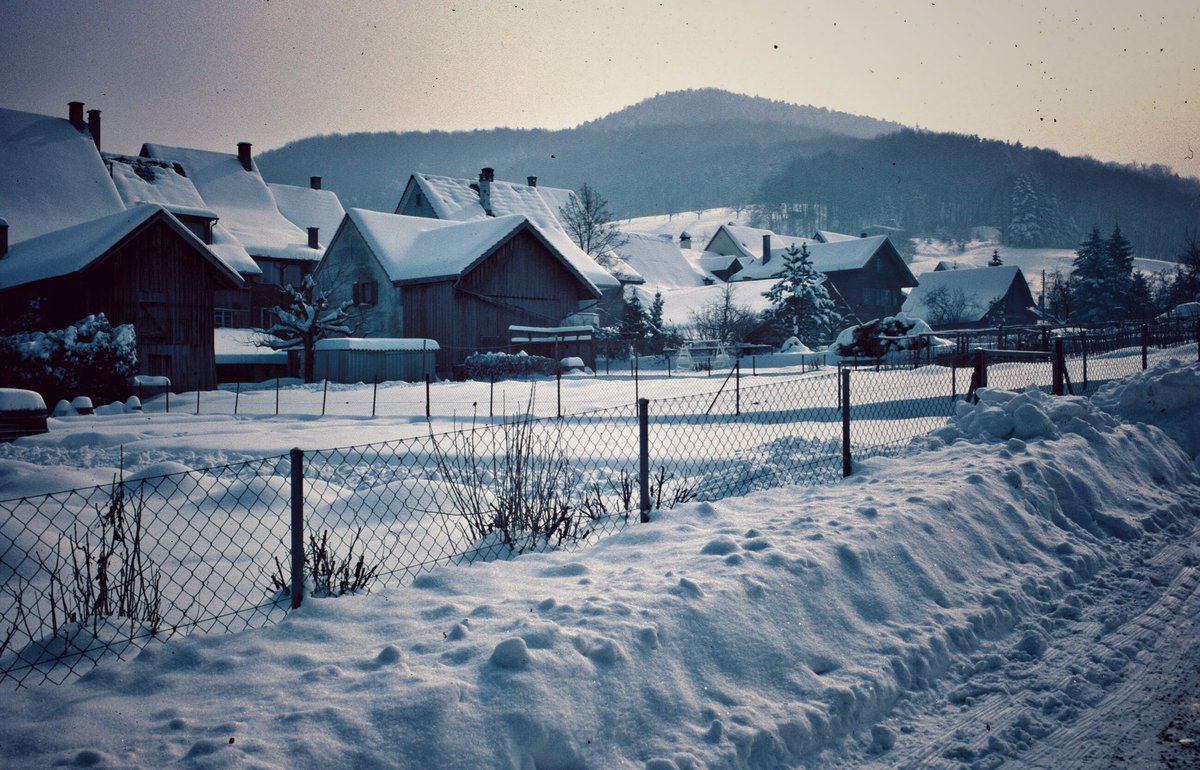 JacoBloek's tweet photo. Vor 30 Jahren: Rekordschnee im Flachland. Eindrücke aus #Itingen BL vom Februar 1986 https://t.co/NLnN7mka3N #80er https://t.co/txDHOdYeEV