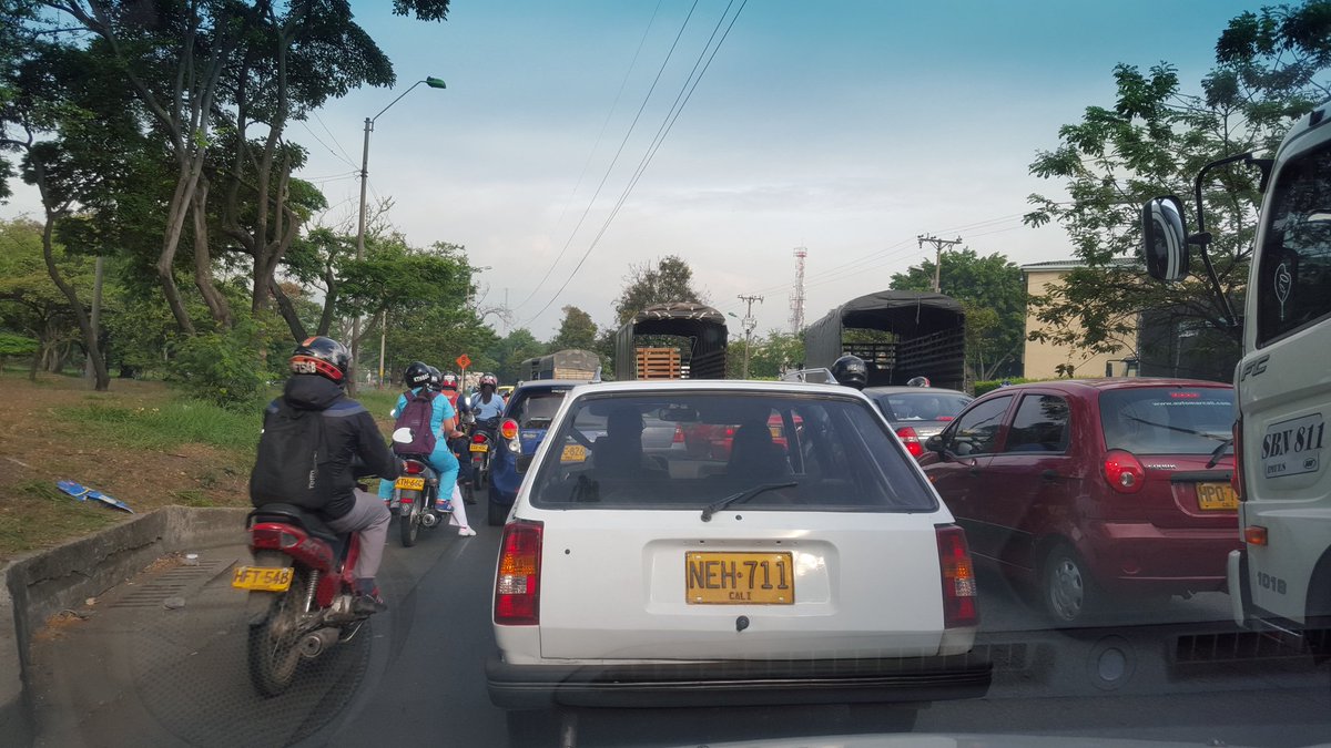 TwiterosCali's tweet photo. Fuerte trancón al norte de la ciudad, sector Calima: @yam_pefa. @TaxisLibres4 @CaliSosVos @Miceviac @RadioPlaneta969 https://t.co/1yihwiisTb