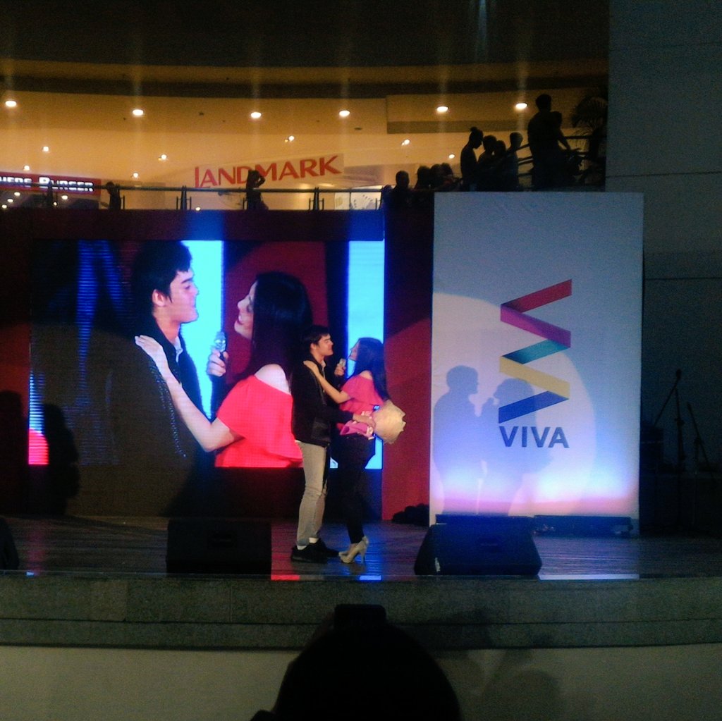 Viva_Ent's tweet image. Nakakakilig naman ang surprise ni @iammarkneumann kay Tasya Fantasya @shyschai! 😍💞 #MarShy #TV5VIVAGrandCaravan