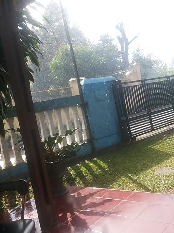 WisnuBourne's tweet photo. Cuaca disini ekstream. Panas nyentrik tiba tiba turun hujan lebet. https://t.co/CUiXkeBebH