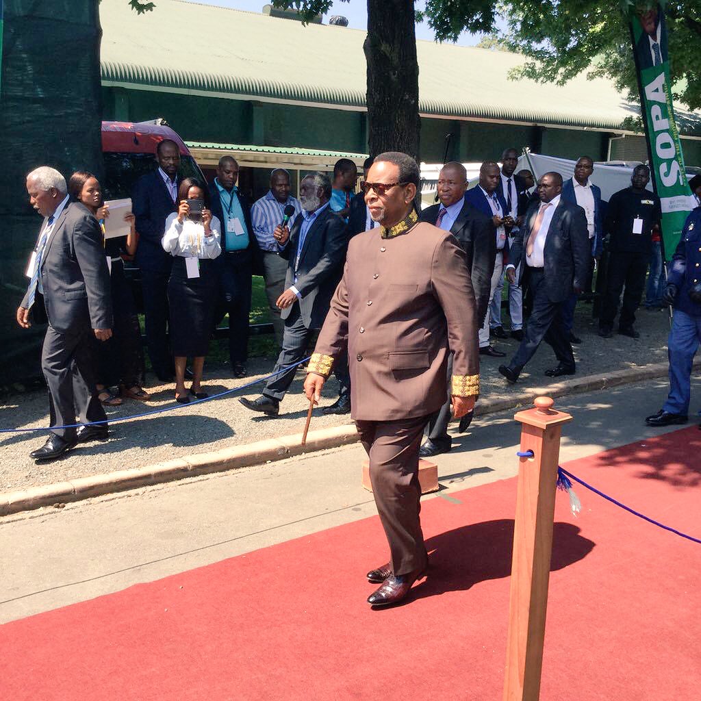 kzngov's tweet photo. BAYEDE! Arrival of His Majesty King Goodwill Zwelithini KaBhekuzulu @RoyalShowPMB for #SoPA2016KZN @0fficeoftheking https://t.co/wxUy3tgSE3