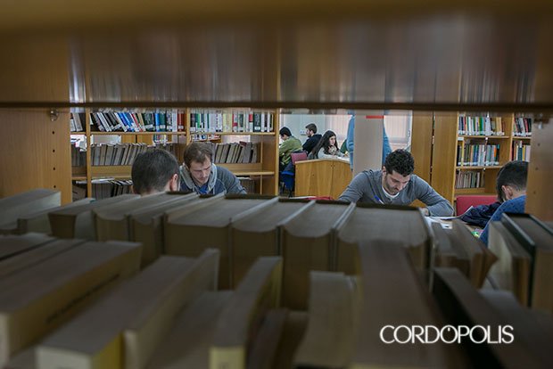 La Facultad de Económicas advierte que todavía 12 asignaturas siguen sin profesor cordopolis.es/2016/02/25/eco…