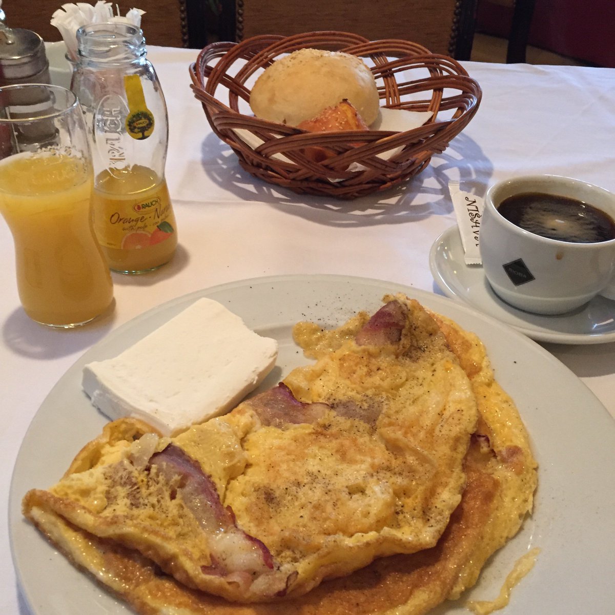 brohenny's tweet photo. dobro ju...ju...jutro!!! have a gr8 day evry1! saludos 👍🏾👊🏾💯 https://t.co/9mxK6RAhC3