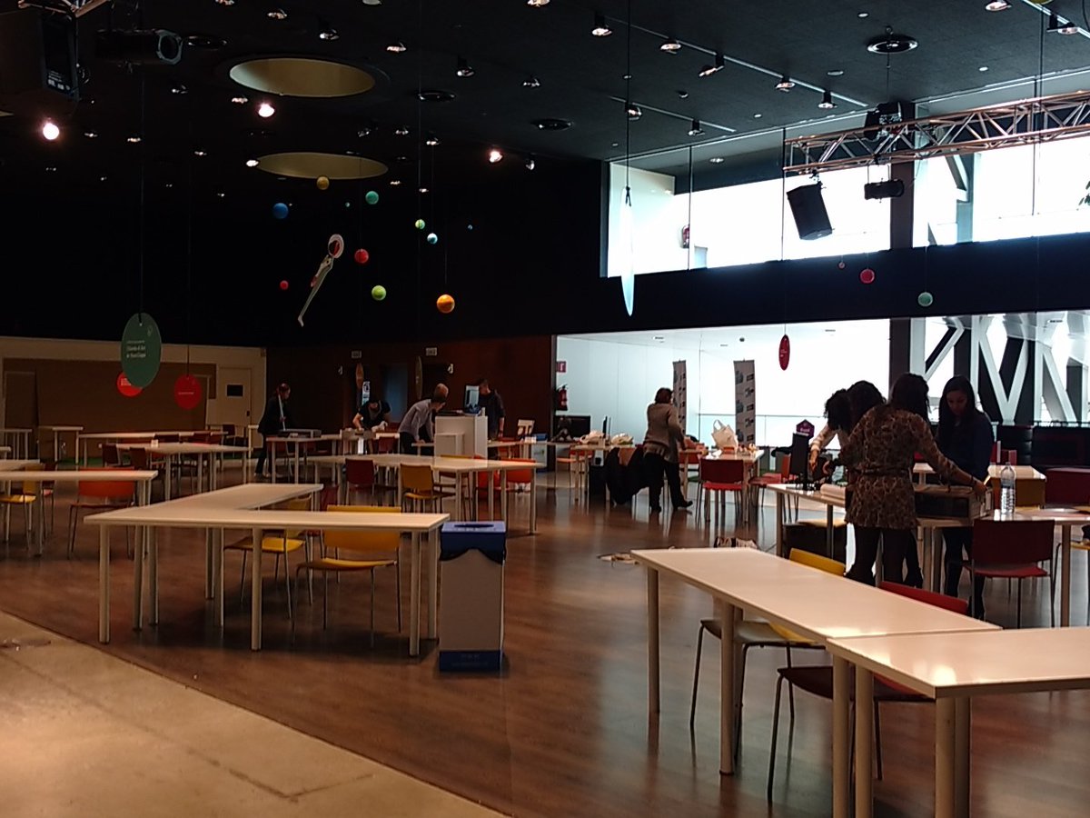 Animac_Lleida's tweet photo. Iniciem els preparatius per a tenir llestos els tallers de l'Animacrea a les 17h! No us els perdeu! #Animac16 https://t.co/CummEGpqbp