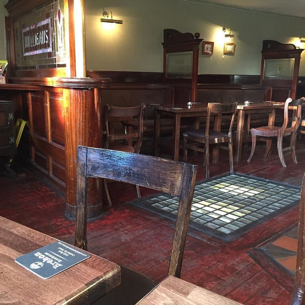 Maverick_House's tweet photo. Visited #Mulligansbar in Dublin's #Stoneybatter yesterday. Wonderful old bar. #Dublin #ire… https://t.co/9VpEfpyqMW https://t.co/qEPAxlEOfL