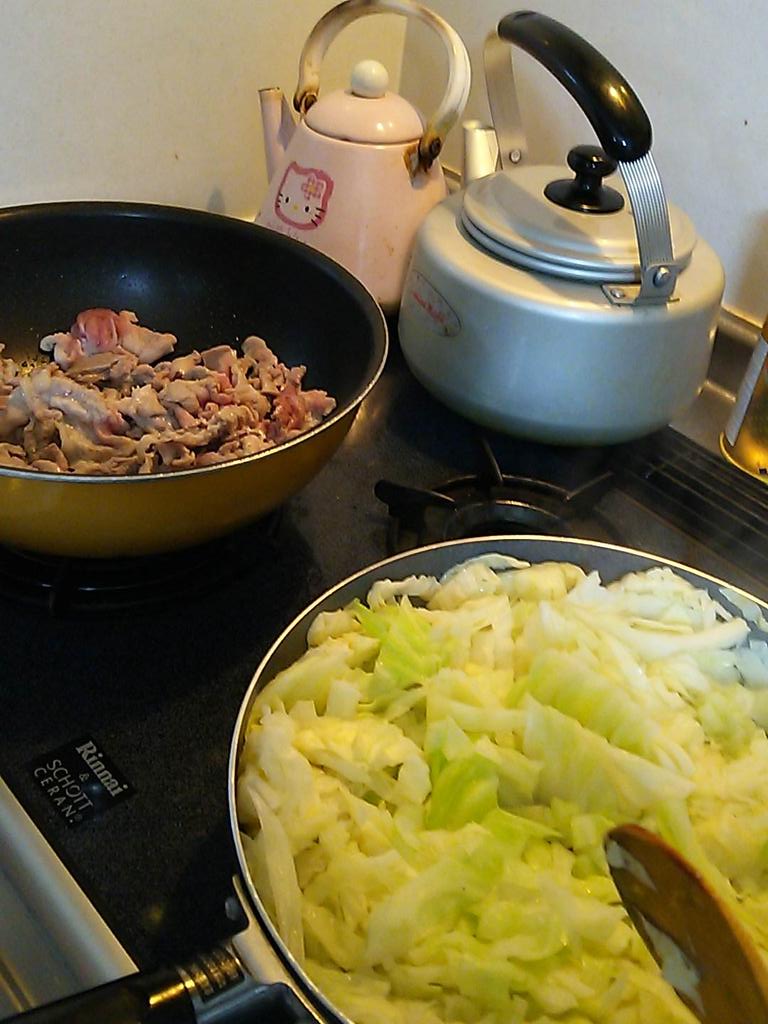 WorkerHello's tweet image. 今日は回鍋肉の素があったから、回鍋肉作ろうとしてんだけど、回鍋肉って何入れるんだ？
とりあえず、肉とキャベツだよな。
キャベツ切り方わからなくて千切りにしてしもうた。