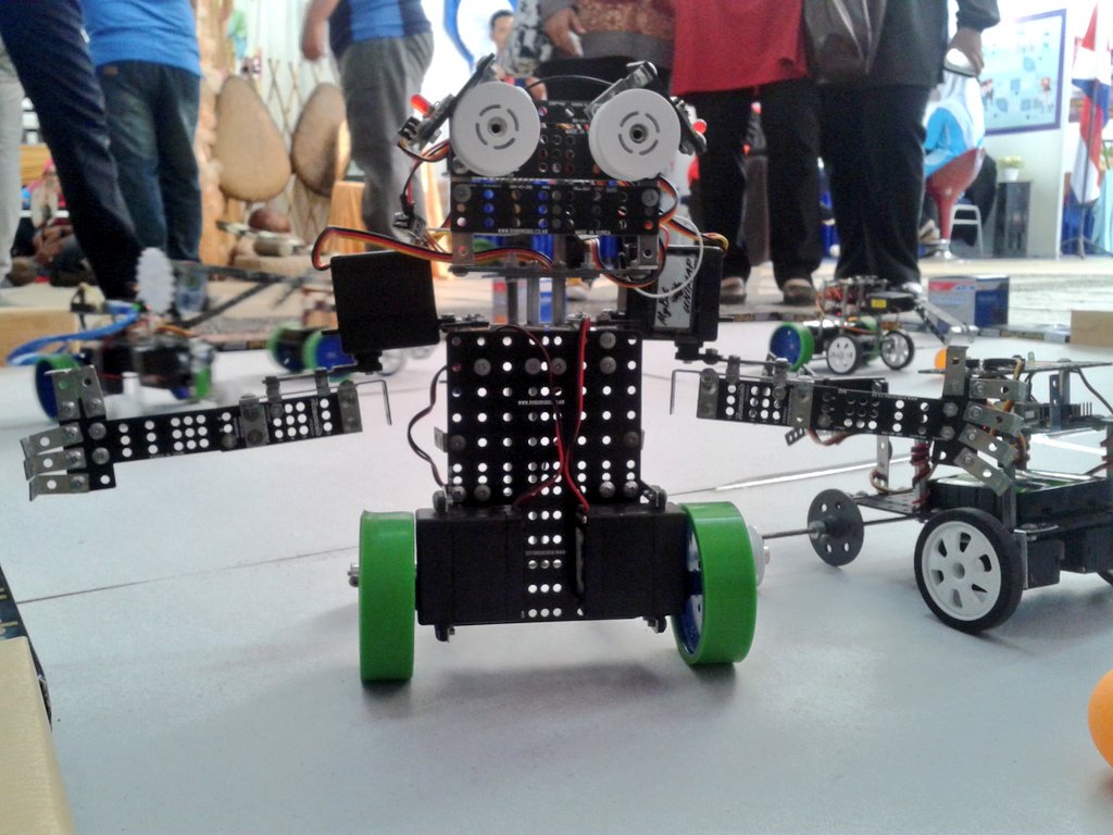 NazihaRahim's tweet photo. Robo robo &amp; Arduino. Pelajar uthm yang nak try main robo2 boleh dtg booth duta jauhar unimap @TwtUTHM @twt_UniMAP https://t.co/VEQjBdJYSe
