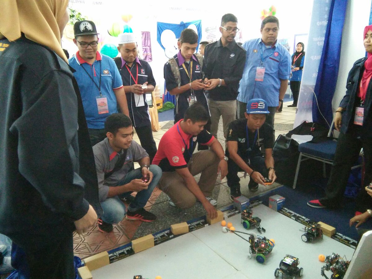 NazihaRahim's tweet photo. Robo robo &amp; Arduino. Pelajar uthm yang nak try main robo2 boleh dtg booth duta jauhar unimap @TwtUTHM @twt_UniMAP https://t.co/VEQjBdJYSe