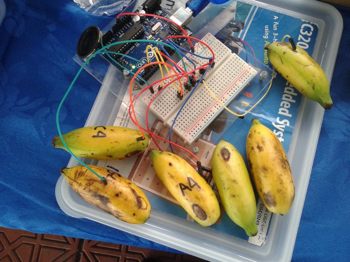 NazihaRahim's tweet photo. Robo robo &amp; Arduino. Pelajar uthm yang nak try main robo2 boleh dtg booth duta jauhar unimap @TwtUTHM @twt_UniMAP https://t.co/VEQjBdJYSe