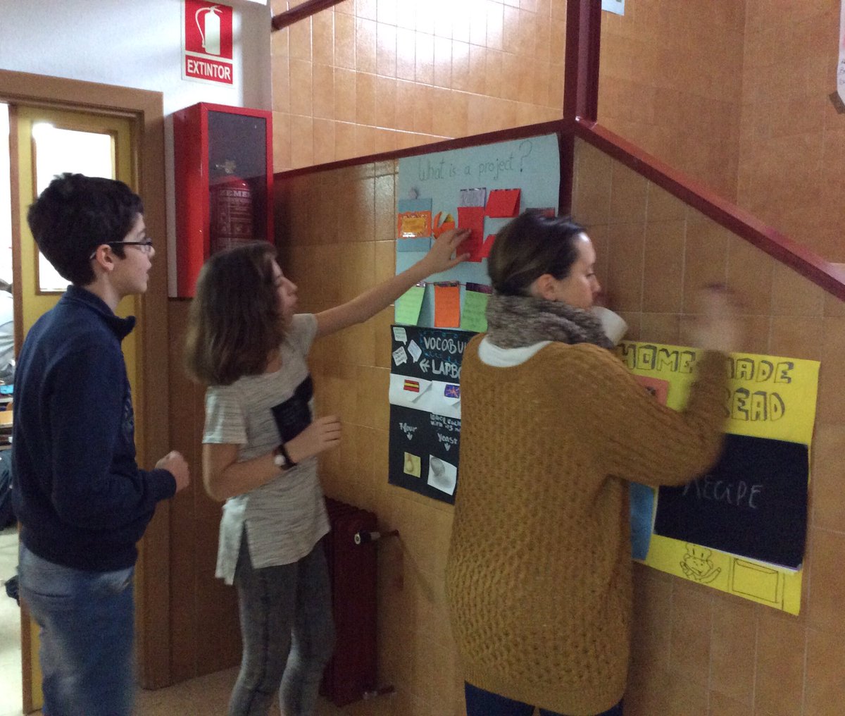 1ESOAuseva's tweet photo. ¡Mural interactivo para mostrar todo lo que hemos aprendido en marcha!#lafabricadepanauseva #ABPAuseva https://t.co/pYQjvNhUM9