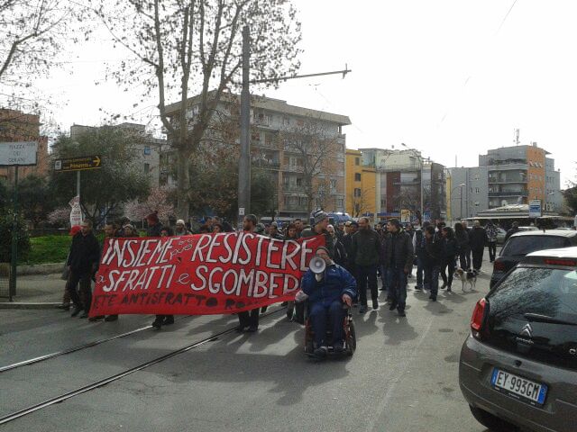 SpairoSpairani's tweet photo. In corteo verso il V municipio dopo lo #sfratto in via delle azalee https://t.co/a4RxBonRnW