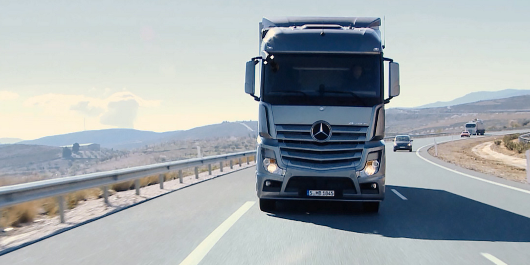 DaimlerTruckUK's tweet image. #Truckertips - Lane keeping assist with @MercedesBenz #SafetyItsInOurDNA
