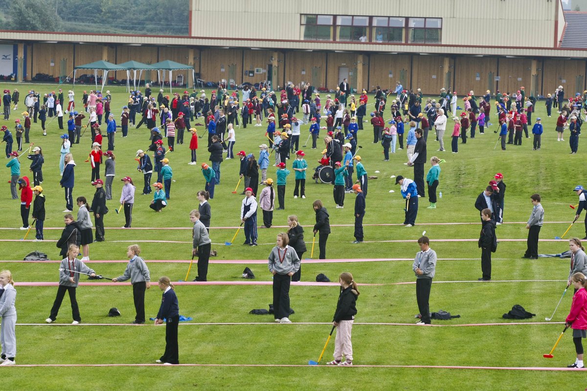 #TBT our 2007 World Record... 804 people - largest golf lesson! We want local schools to help get it back <a href="/Wrexham/">Wrexham.com</a>