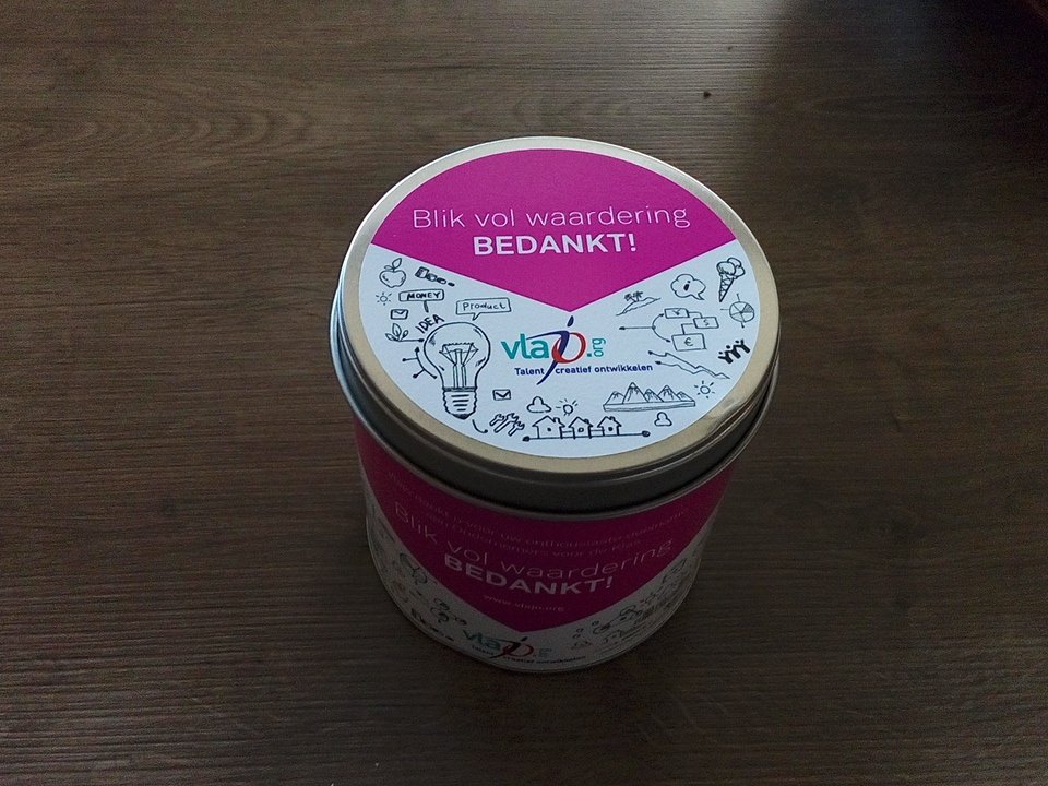 Muzkido's tweet photo. Bedankt @vlajovzw ! De winegums zullen smaken! #ondernemervoordeklas #blikvolwaardering https://t.co/xhCaytMfaK