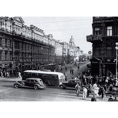 RBLeogrand's tweet photo. #ThrowbackThursday to this great 1930s #vintage pic in front of the future #RadissonRoyal Hotel, #StPetersburg. https://t.co/KtBRP4zcy1