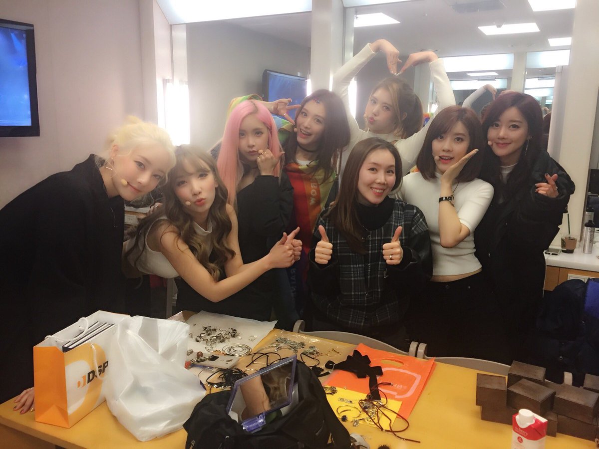 애기라고 생각했던 이쁜이들이 여인이 된 느낌~언제나 빨주노초파남보 다양한 매력을 풍기는 에너지 가득한 여인들이 너무너무 이쁘고 좋다!! ❤️ #레인보우 #엠카운트다운 #Whoo #김희선