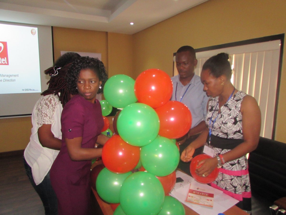 bervidson's tweet photo. #RetailOutletManagementWorkshop-The @AirtelNigeria #Lagos #OutletManager - The Balloon Game Exercise. https://t.co/CX5EGpAcKW