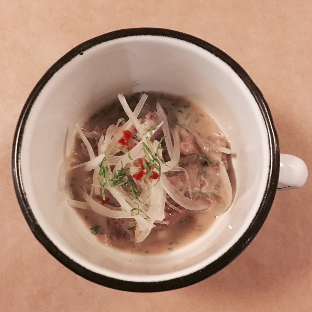 TREMENDA experiencia anoche en #OSSO de @RenzoGaribaldi. Primitivo y actual, todo en uno. Aquí: ceviche de wagyú.