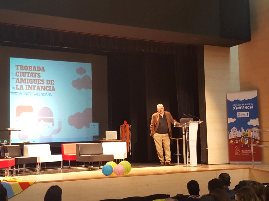 QuartJove's tweet photo. Ara Carlos Becedóniz, Observatori d'Infància i Adolescència d'Astúries ens conta la seua experiència #CAItrobadaCV https://t.co/n6A5sQM5sO
