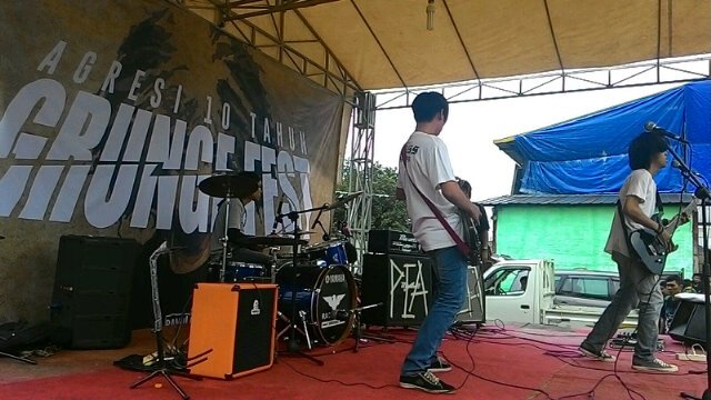 inilah band yang kata'nya norak , tapi gak senorak kalian , hargai karya meski terdengar asing , itu hak cipta men