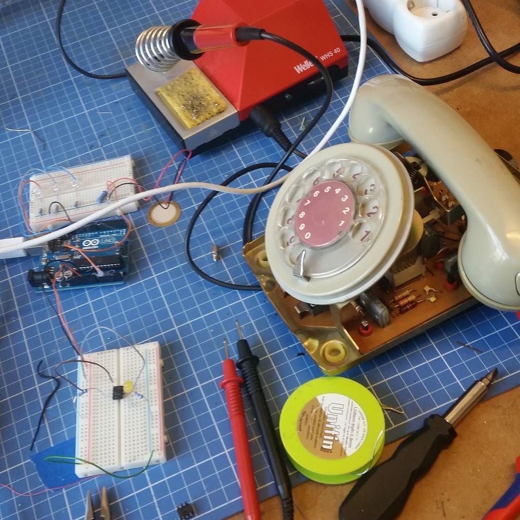 TrygveTrohaug's tweet photo. Making HackPhone. #youtube #hackphone #Arduino #verkstedetbergen #hackbergen https://t.co/jvynvCWK0r https://t.co/dnVHqiwZ8I